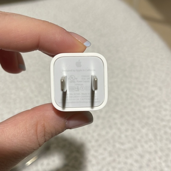 Apple headphones and charging brick - Picture 5 of 5